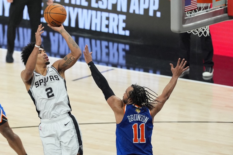 哈珀末节两记底角三分全失 张卫平：自信像科比